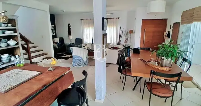Casa Mobiliada com Piscina à Venda em Condomínio Fechado na Cachoeira do Bom Jesus – Florianópolis/SC