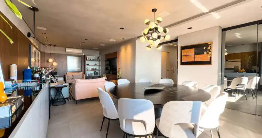 Apartamento sofisticado com design renomado e vista para o mar no coração de florianópolis