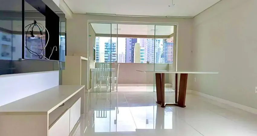 Apartamento único em meia praia | elevador privativo e vista parcial para o mar