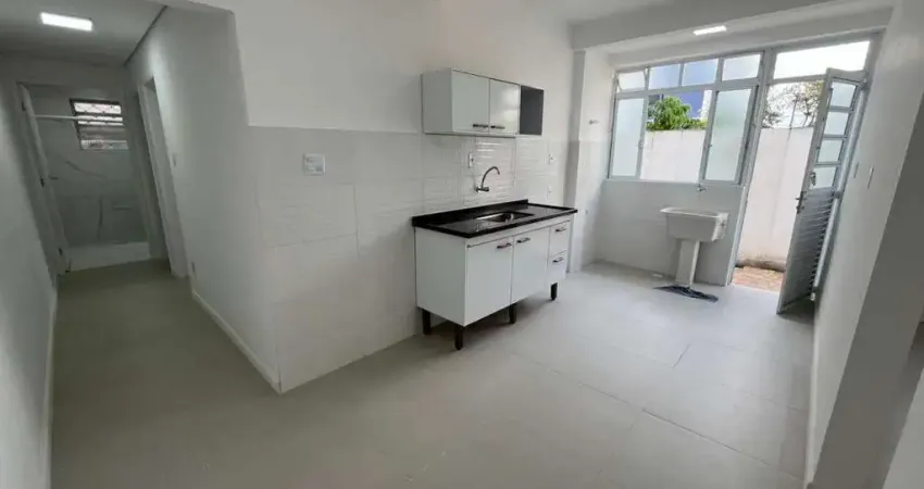 Apartamento térreo reformado com 3 dormitórios no Macuco em Santos por $ 375.000,00 mil