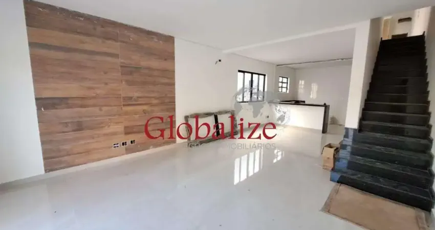 Casa sobreposta térrea à venda com 100m², 3 suítes, 2 vagas, piscina por R$1.025.000,00 no Embaré em Santos