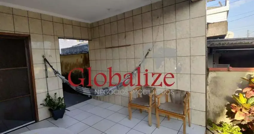 Casa com 3 dormitório aconchegante com garagem e quintal nas laterais e nos fundos bairro Radio Clube na ZN em Santos (SP) por R$.600.000,00 !