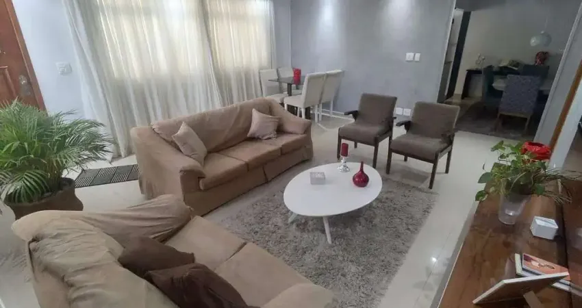 Linda sobreposta térrea com 4 suítes e amplo quintal de fundos com churrasqueira toda reformada no bairro da Ponta da Praia por R$.1.380.000,00.