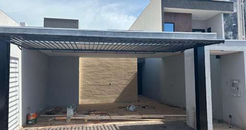 Ótima Casa com Suíte, Garagem para Dois Carros e Amplo Terreno
