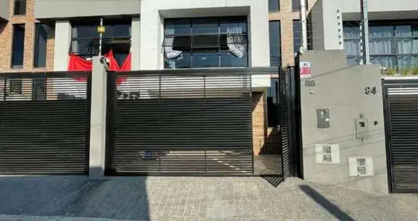 Sobrado à Venda em Vila Antonieta, São Paulo - SP