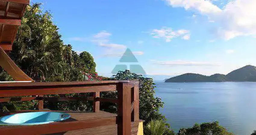 Casa com 4 dorms, Praia da Enseada, Ubatuba - R$ 3.5 mi, Cod: 1586