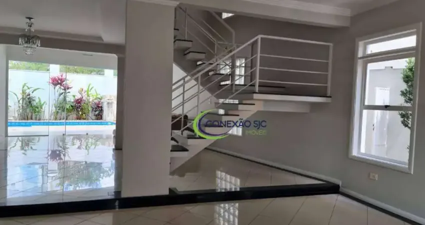 Linda casa assobradada com 4 dormitórios e 2 suítes com piscina em condomínio