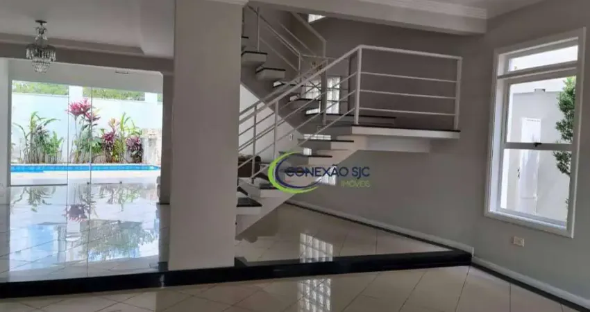 Linda casa assobradada com 4 dormitórios e 2 suítes com piscina em condomínio