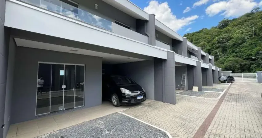 Casa Semimobiliada á Venda Com 3 Dormitórios, Sendo 1 Suíte em Condomínio Fechado - Bairro Itoupava Central - Blumenau SC | La Vita Imóveis