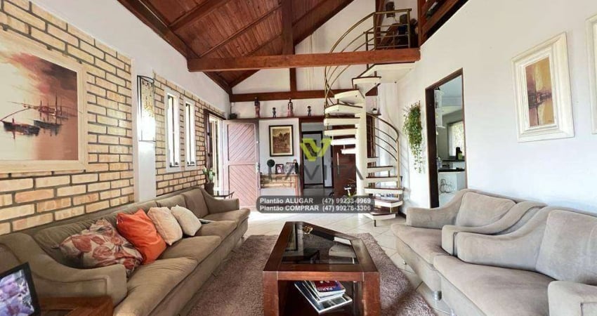 Belíssima casa SEMIMOBILIADA e muito bem localizada, no Bairro Sta Terezinha em Gaspar SC
