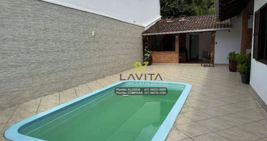 Belíssima residência com piscina no Bairro Ponta Aguda