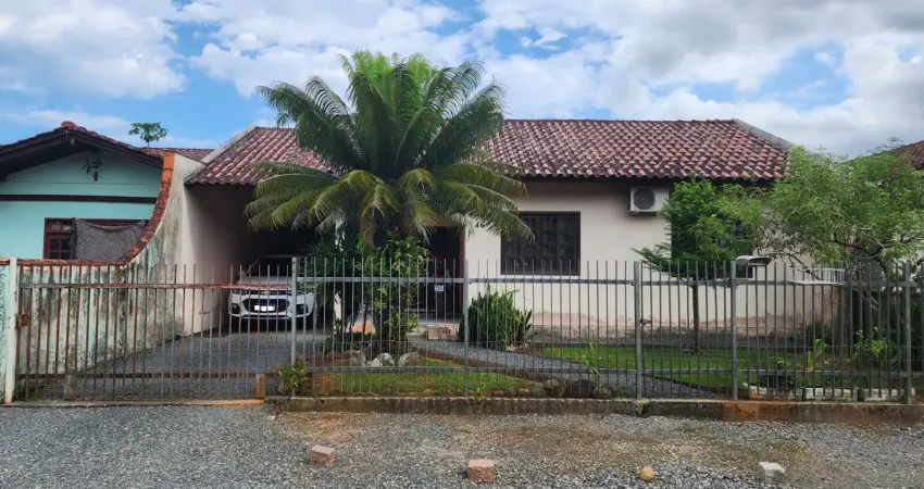 Casa com 2 quartos à venda na Rua Expedicionário João Ramos Boegershausen, 46, Pirabeiraba, Joinville