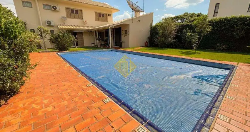 Sobrado com piscina e ampla sobra de terreno no Jardim Porto Alegre.
