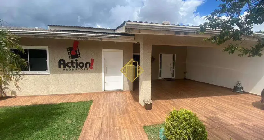 Vende-se casa térrea no Maria Luiza com sobra de terreno e piscina aquecida