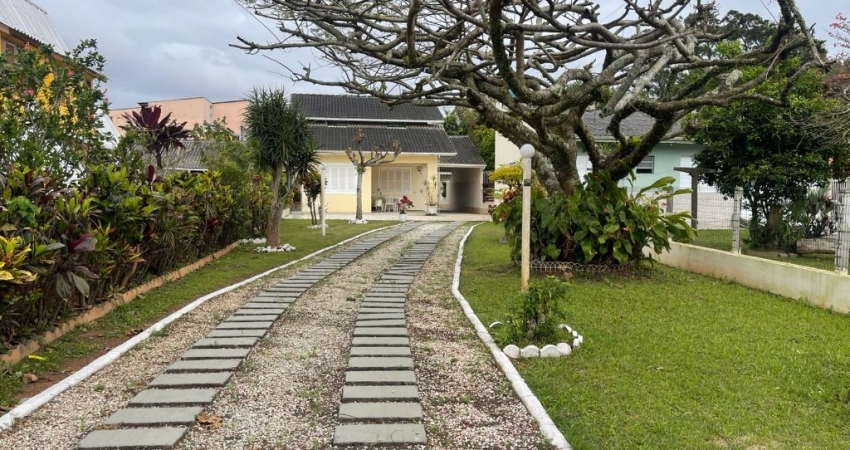 Casa à venda na Praia dos Ingleses, rua larga, calçada, 300 metros da praia!