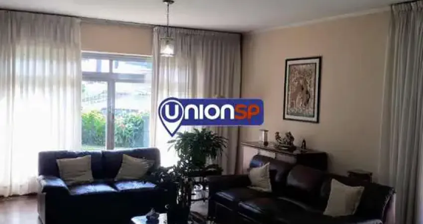 Casa à Venda em Alto de Pinheiros