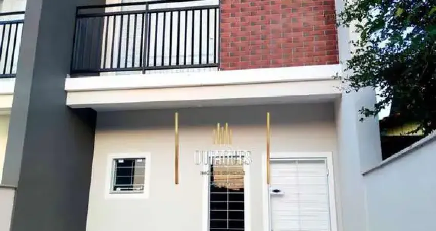 Sobrado geminado com 68m², possui 2 quartos e espaço para 2 veículos.