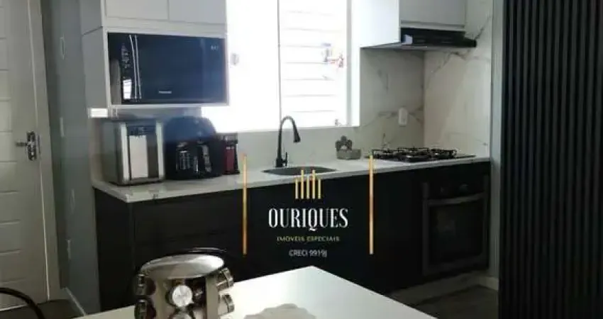 Sobrado Geminado com 68m², possui 2 quartos e espaço para 2 veículos.