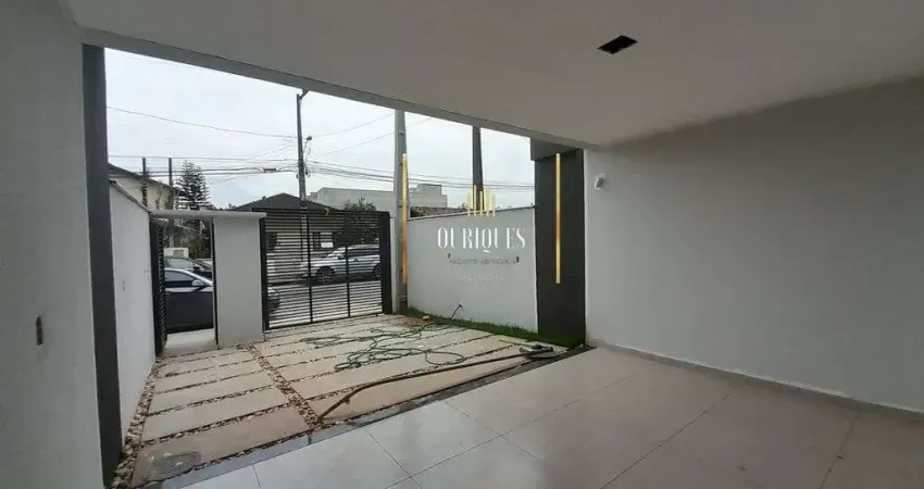 Geminado com 3 quartos sendo 1 suíte, 2 vagas de garagem e 6 mt fundos