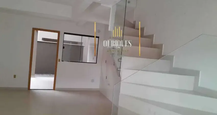 Geminado com 90m², possui 3 quartos sendo 1 suíte e 2 vagas de garagem.