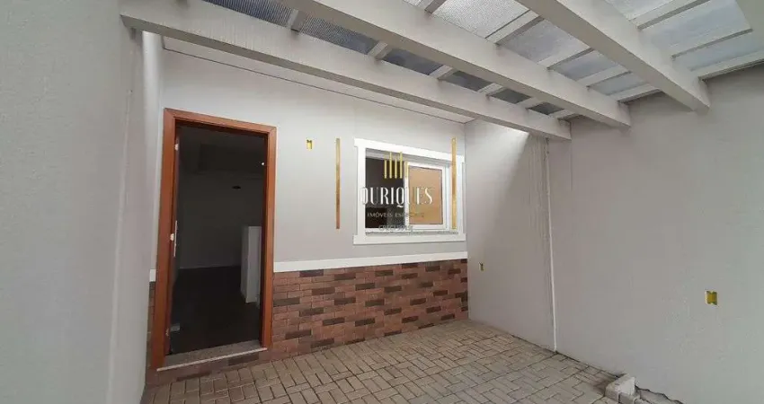 Geminado planta baixa com 70m², possui 2 suítes e 2 vagas de garagem.