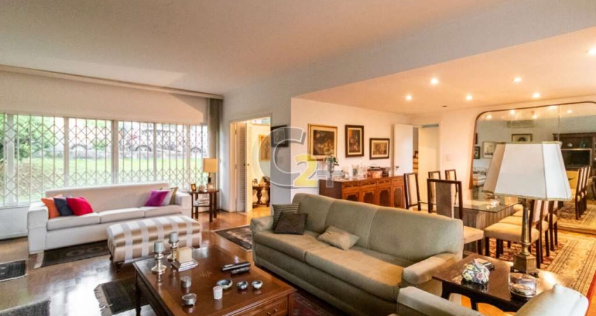 Casa à venda em Pinheiros com 3 suítes e 2 vagas