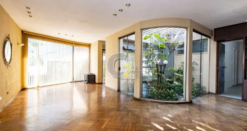 Casa a venda na Vila Madalena com 3 quartos, 1 suíte e 2 vagas