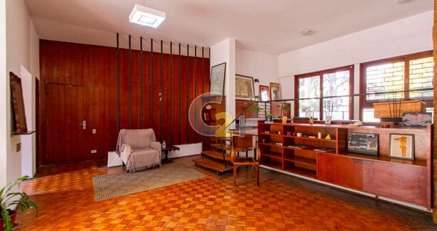 Casa Sobrado à venda no Pacaembu com 5 quartos, sendo 2 suítes e 4 vagas