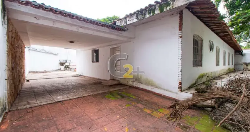 Casa térrea e ampla à venda no Alto de Pinheiros com 4 quartos, 1 suíte, 10 vagas
