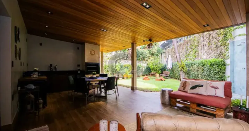 Casa Sobrado á venda em Pinheiros, 4 quartos, 1 suíte, 5 vagas de garagem.