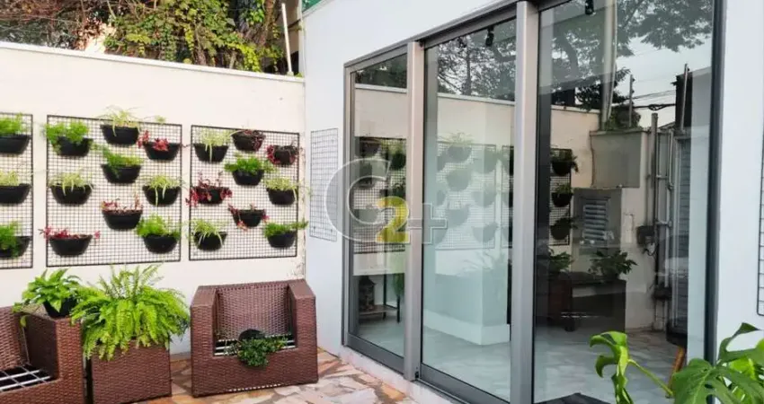 Casa à venda em Moema com 3 quartos, sendo 1 suíte e 5 vagas