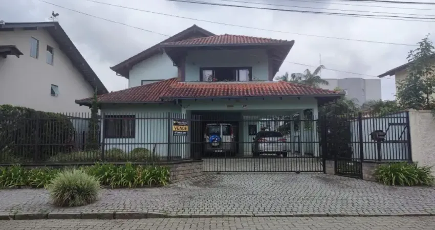 # SOBRADO 100% AVERBADO COM PISCINA BAIRRO SANTO ANTONIO JLLE-SC