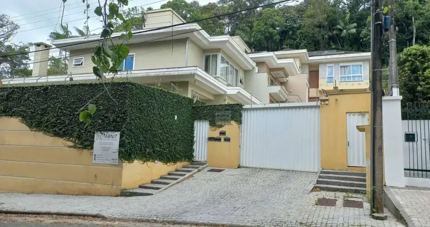 Casa com 3 quartos para alugar na Rua Recife, 1194, América, Joinville