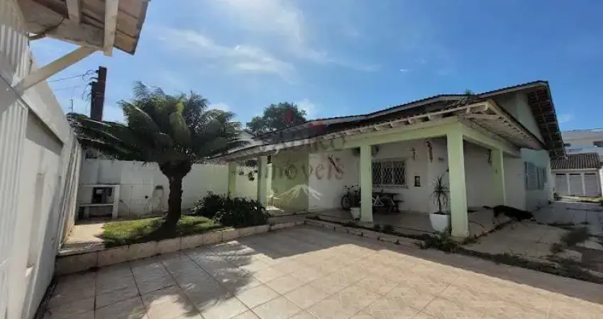 Casa térrea a 100 metros da praia, com 04 dormitórios, edicula.