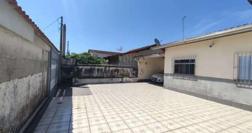 Casa térrea, com 02 dormitórios sendo 01 suíte, 05 vagas.