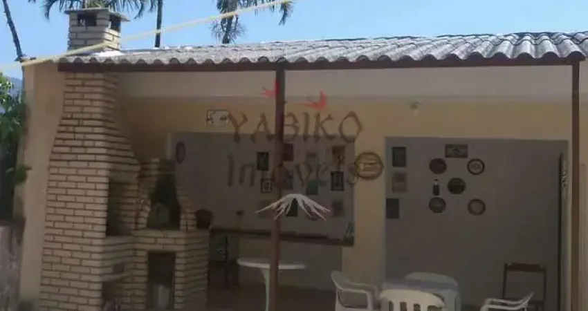 Casa com 03 suítes, edicula, amplo quintal e 04 vagas.