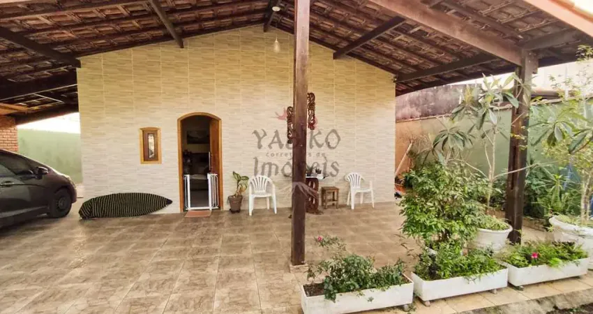 Casa térrea com piscina, churrasqueira, 03 vagas e com edicula.
