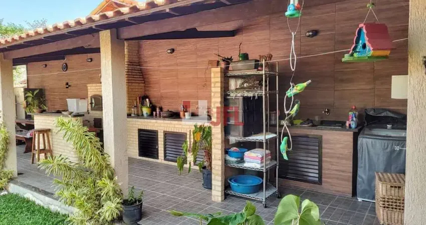 Casa linear com 5 quartos e 4 suítes com quintal, piscina e espaço gourmet - boqueirão - saquarema - rj