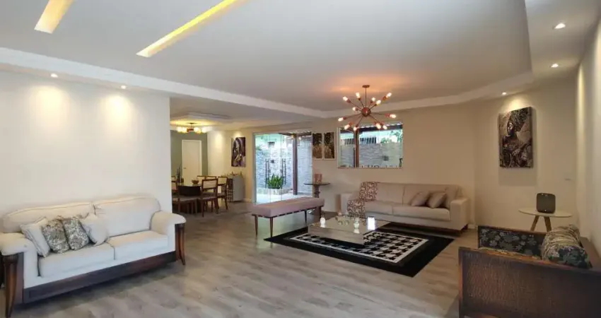 Casa duplex com 5 quartos, 533m² de terreno, na Estrada do Coco!