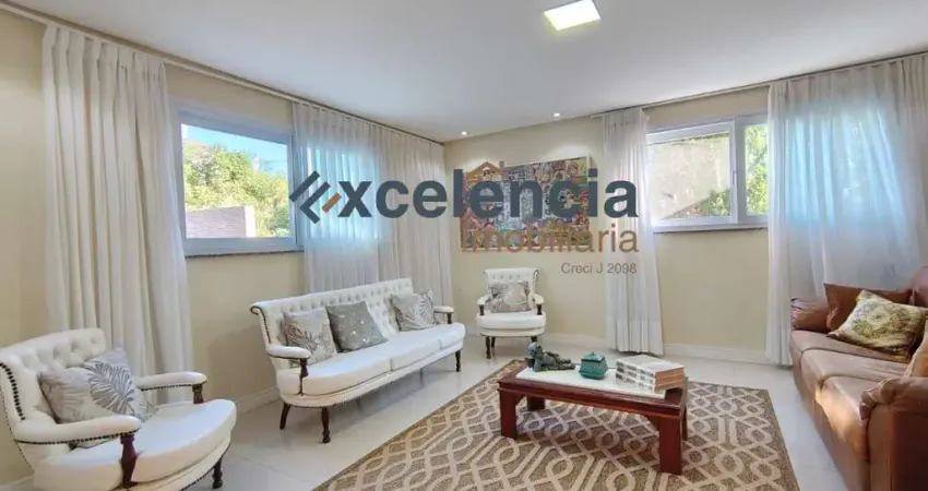 Casa triplex com 3 suítes, 524,70m2 de terreno, na Estrada do Coco!