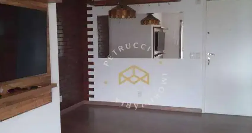 Apartamento com armários, semi-mobiliado e em boa localização