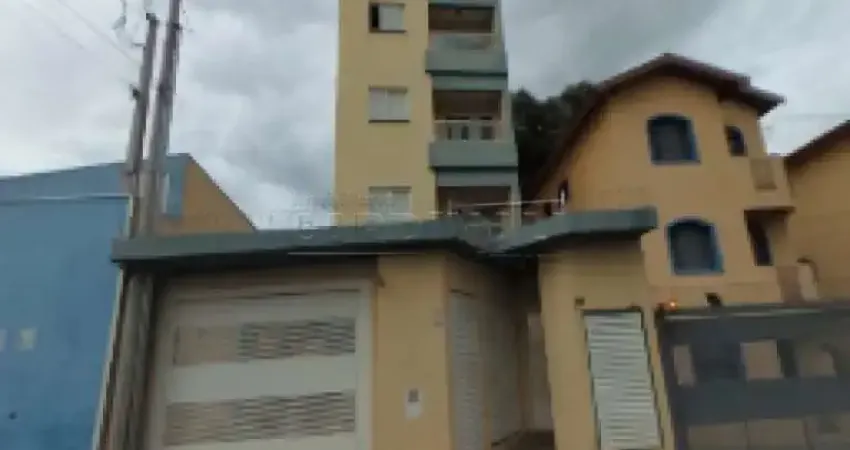 Localizado a menos de 600 metros da USP e da santa casa, 400 metros do passeio São Carlos, espaço com academia, supermercado, restaurantes e lanchonetes. Menos de 2 km da rodoviária, do shopping Iguat
