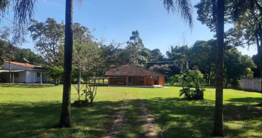 Chácara rural espaçosa com casa principal e de empregado.