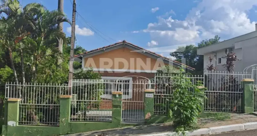 Casa muito bem localizada no Centro da cidade de Analândia.