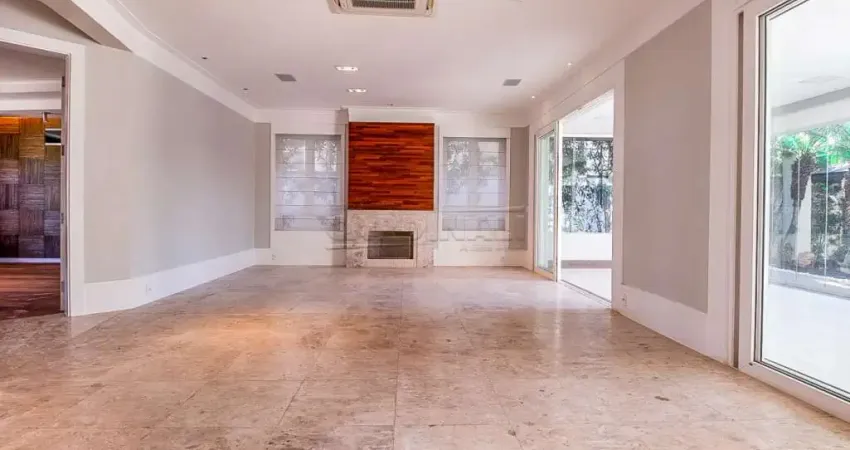 Sobrado à venda em condomínio fechado, com 4 dormitórios. com uma área construída de quase 500m2 em campinas/sp.