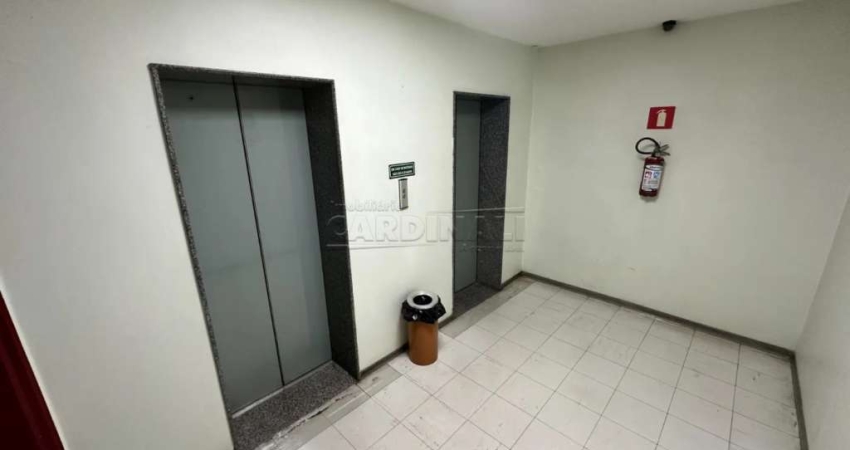 Comercial Sala / Salão com Condomínio em São Carlos