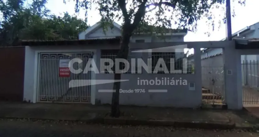 Casa com ótima localização, no centro da cidade, com terreno grande