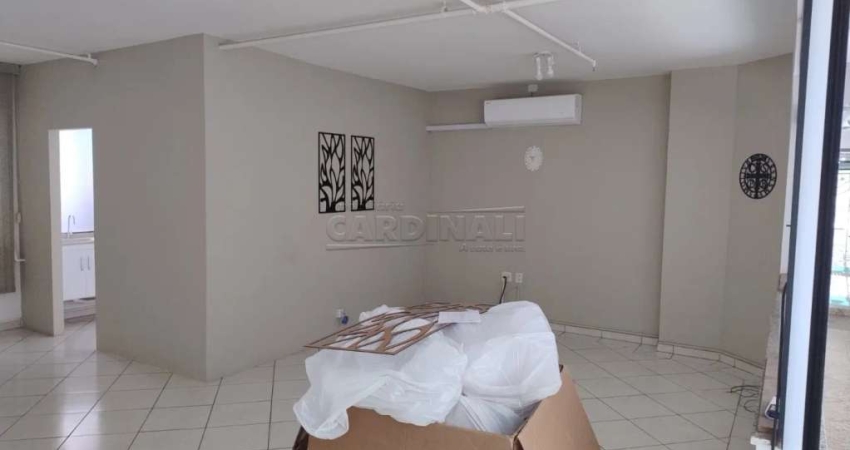 Comercial Sala / Salão com Condomínio em São Carlos