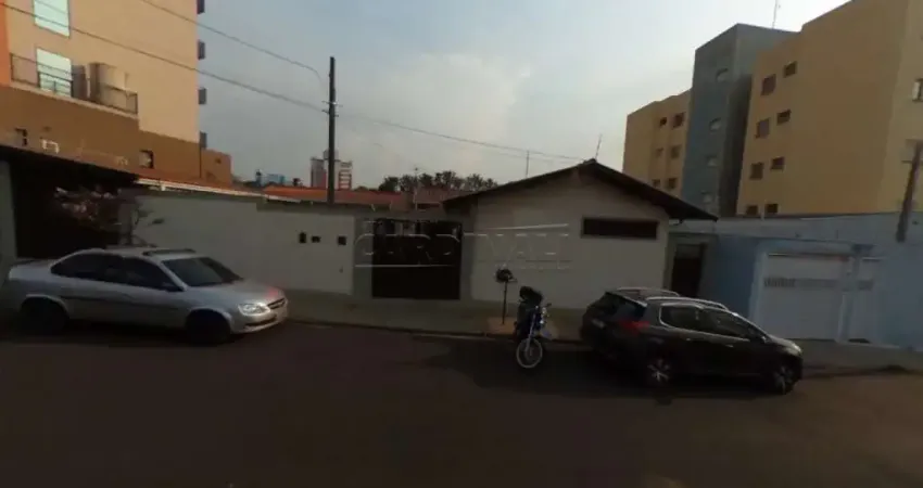 Casa muito bem localizado, Frente para uma Rua e fundos para Marginal.