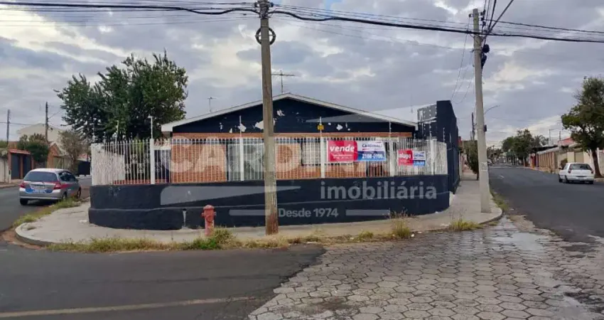 Casa com 3 quartos para alugar na Avenida Carlos Batista Magalhães, 1139, Vila Xavier (Vila Xavier), Araraquara